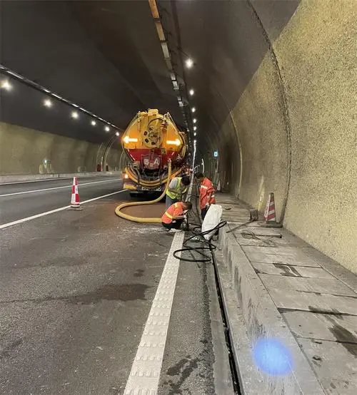 晴隆隧道排水渠清淤